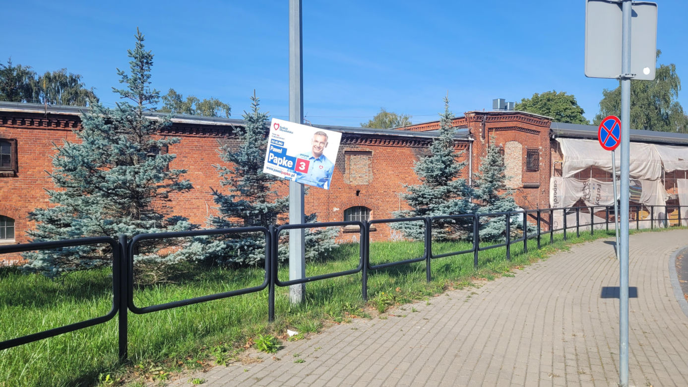 Na autobusach, słupach, budynkach. Bannery wyborcze "zalały" Olsztyn [ZDJĘCIA]