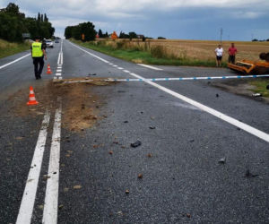 Bochlin. Potworny wypadek na DK nr 91! Nie żyje motocyklista, który uderzył w ciągnik [ZDJĘCIA]