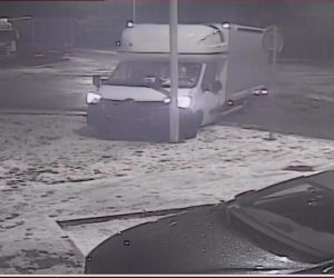 Wjechał dostawczakiem w latarnię... i zasnął. 26-latek był pijany