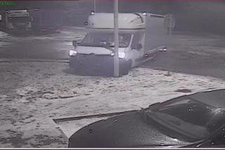 Wjechał dostawczakiem w latarnię... i zasnął. 26-latek był pijany