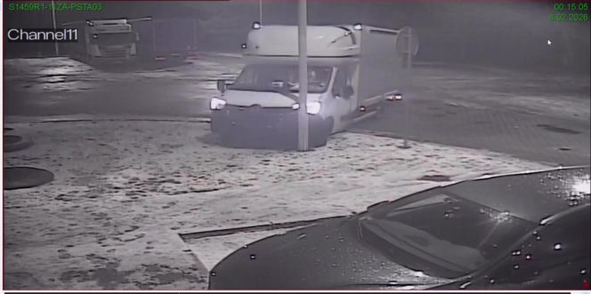 Wjechał dostawczakiem w latarnię... i zasnął. 26-latek był pijany