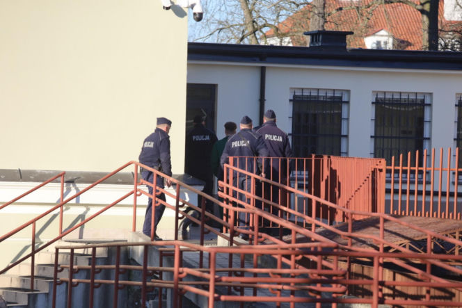 Bartosz G. przywieziony do Prokuratury Okręgowej w Płocku