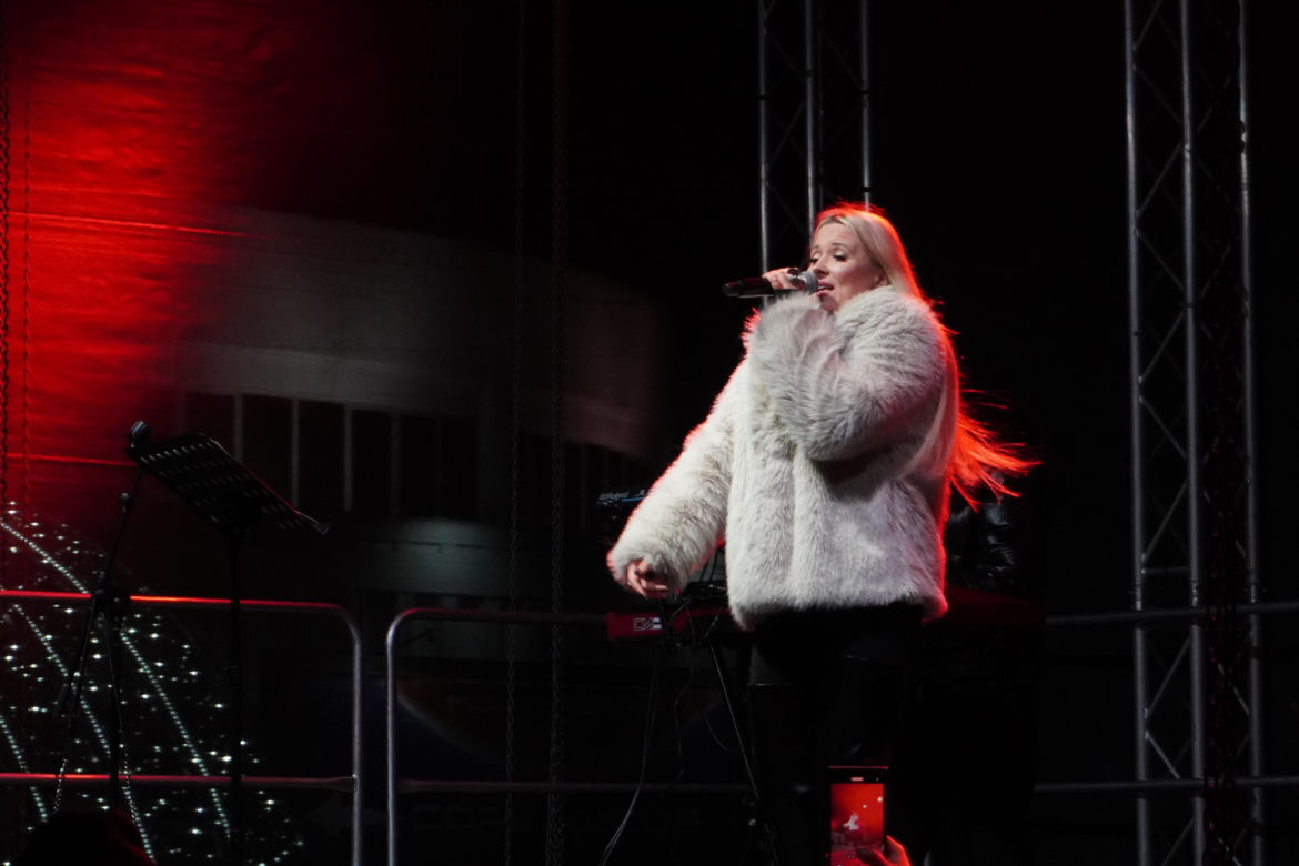 Koncert Gosi Andrzejewicz podczas jarmarku świątecznego na MTP