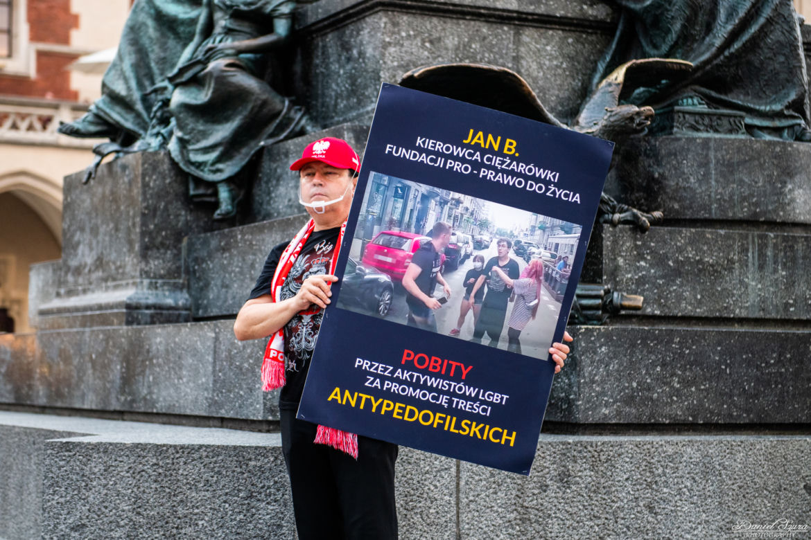 Demonstracja LGBT i narodowców na krakowskim Rynku