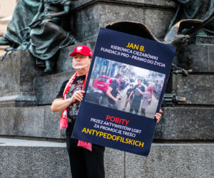 Demonstracja LGBT i narodowców na krakowskim Rynku