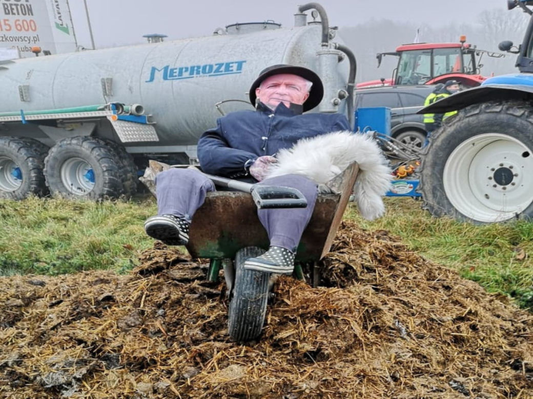 Posadzili Kaczyńskiego na furze gnoju