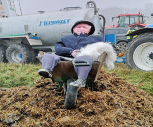 Posadzili Kaczyńskiego na furze gnoju