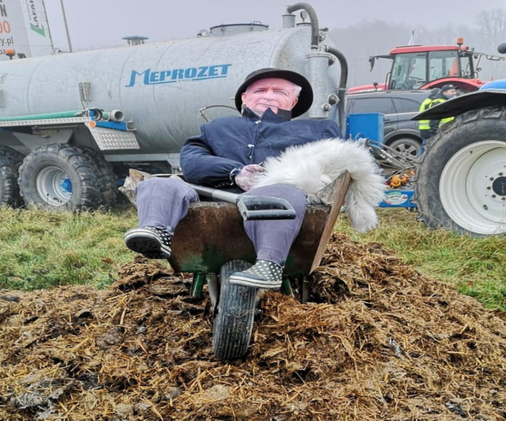 Posadzili Kaczyńskiego na furze gnoju