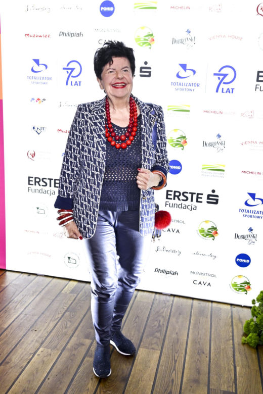 Joanna Senyszyn w siatkowanej bluzce na imprezie. Pokazała brzuch w odważnej stylizacji