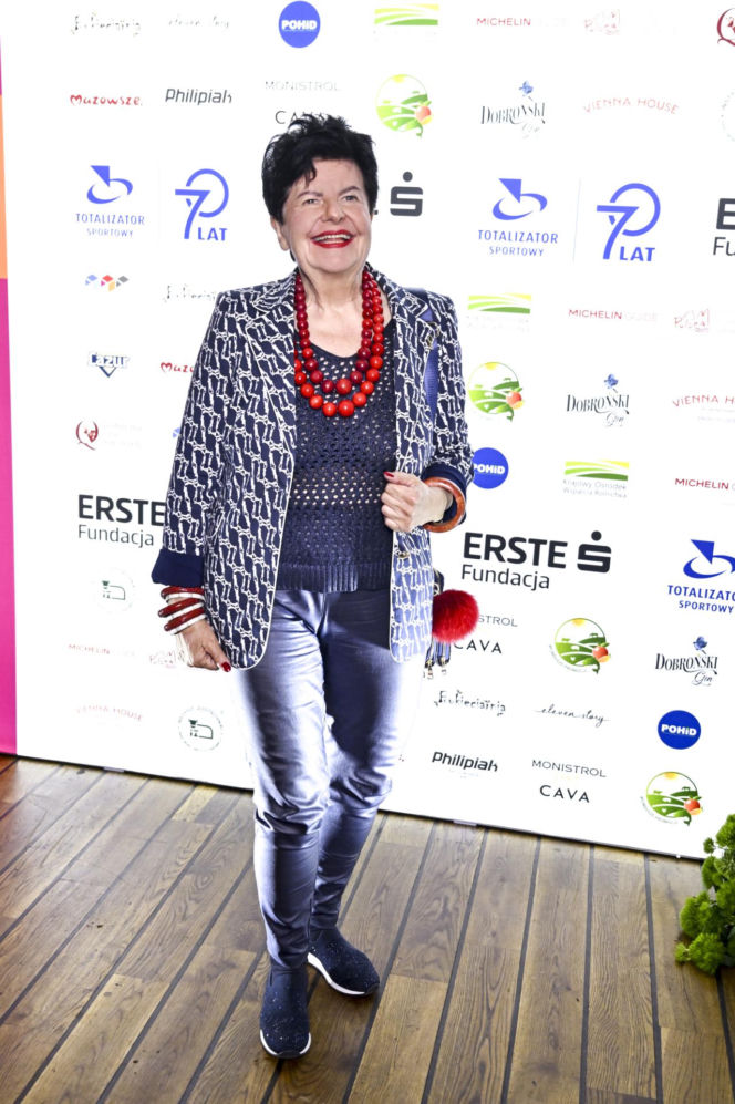 Joanna Senyszyn w siatkowanej bluzce na imprezie. Pokazała brzuch w odważnej stylizacji