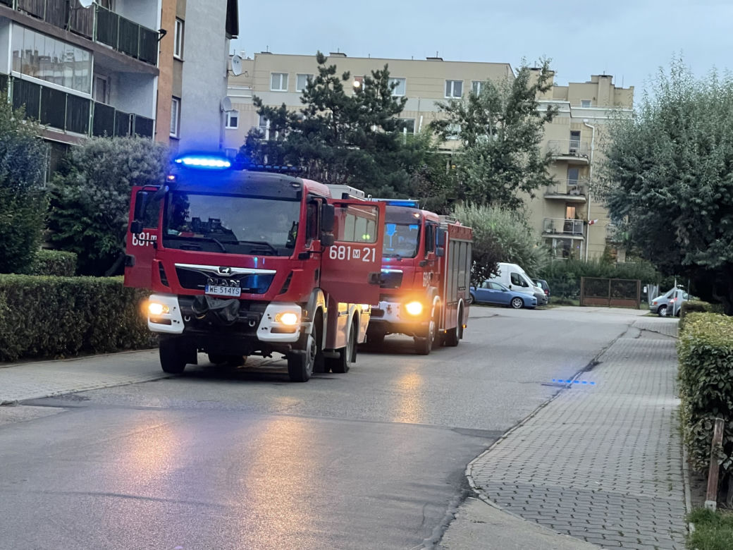 Znalazł w swojej piwnicy ogromny pocisk. Wyniósł go przed blok 