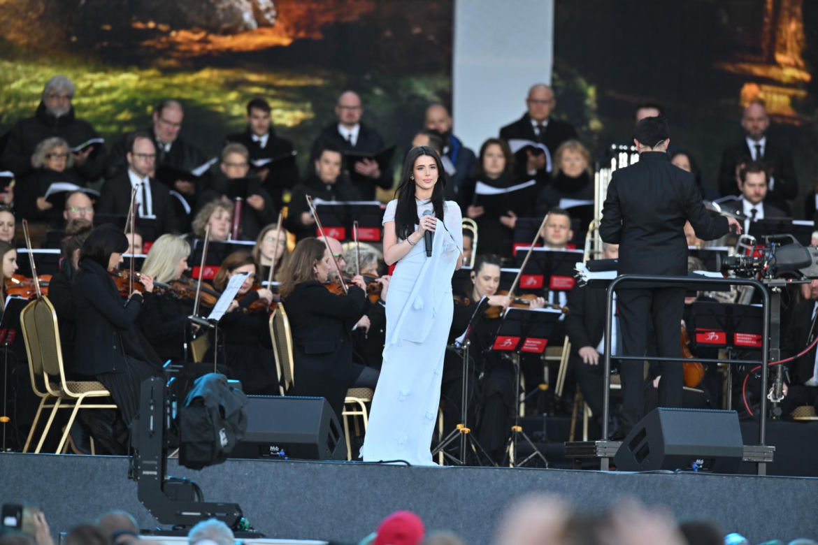 Roksana Węgiel podczas koncertu "Symfonia Miłosierdzia"