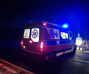 Młody mężczyzna walczy o życie. W powiecie kościańskim ciężarówka potrąciła pieszego [ZDJĘCIA]