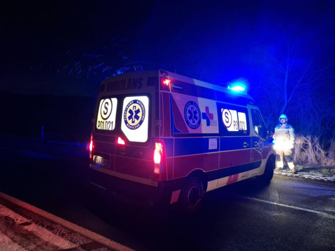 Młody mężczyzna walczy o życie. W powiecie kościańskim ciężarówka potrąciła pieszego [ZDJĘCIA]