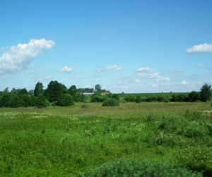 To jedno z najpiękniejszych miast w woj. łódzkim. W średniowieczu miało już swój kościół