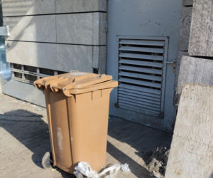 Bałagan na zapleczu warszawskiej Biedronki