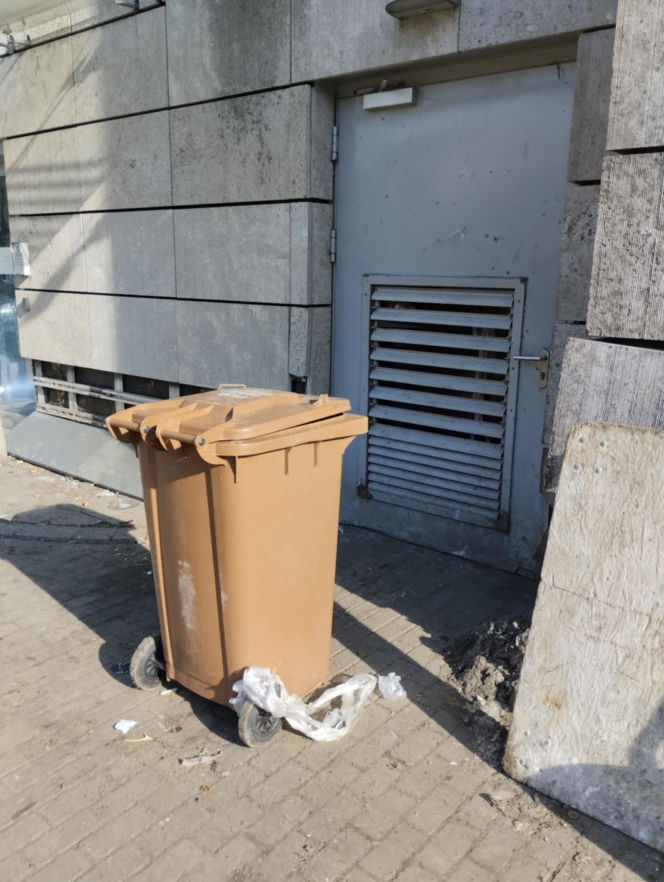 Bałagan na zapleczu warszawskiej Biedronki