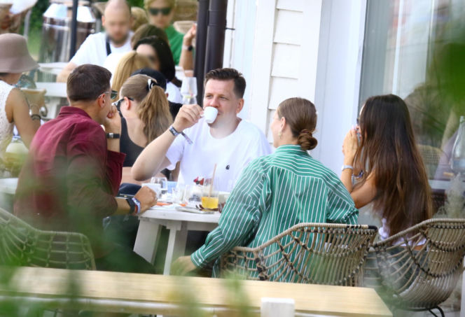 Wojciech Szczęsny z żona buszują po straganach nad polskim morzem. Spójrzcie na spodnie Mariny, to hit Sopotu!