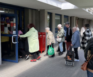 Gigantyczne kolejki na poczcie. Poseł interweniuje u ministra w sprawie paraliżu placówek