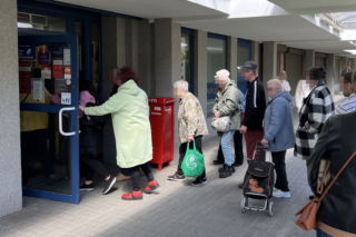 Gigantyczne kolejki na poczcie. Poseł interweniuje u ministra w sprawie paraliżu placówek