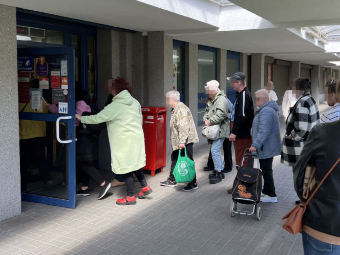 Poczta ostatniej szansy. Ludzie czekają tu po dwie godziny