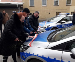 Pięc nowych radiowozów zasiliło flotę Komend Powiatowych Policji w Oławie i w Jaworze. 