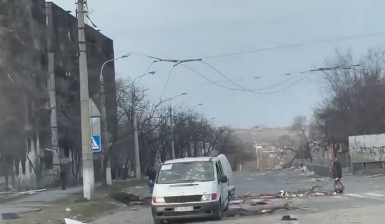 Mercedes z rejestracją z Łódzkiego dojechał do Mariupola. Auto ostrzelane