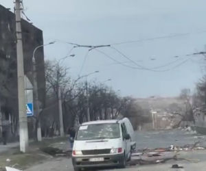 Mercedes z rejestracją z Łódzkiego dojechał do Mariupola. Auto ostrzelane