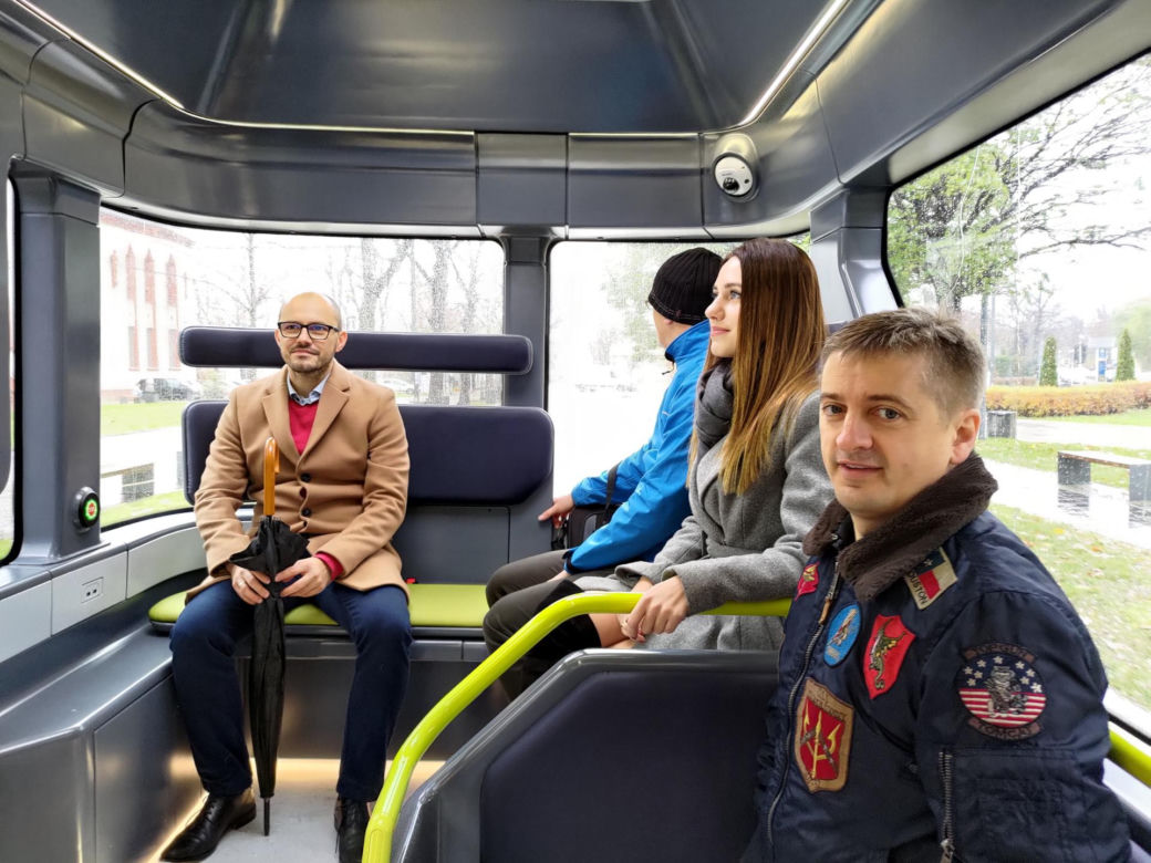 Bus bez kierowcy wozi ludzi