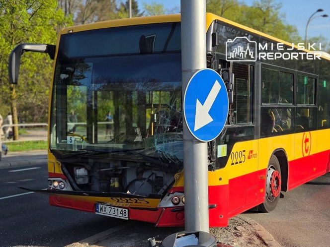 Miejski autobus uderzył w słup. Półtoraroczne dziecko trafiło do szpitala