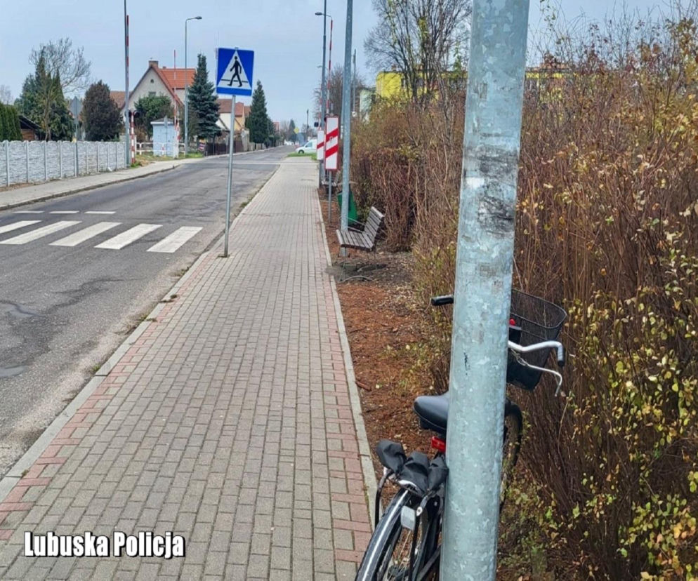Pijany rowerzysta wjechał na tory na czerwonym świetle