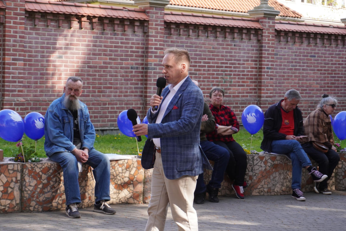Henryk Łabędź spotkał się z mieszkańcami Tarnowa na skwerze Alicji i Jana Preiss