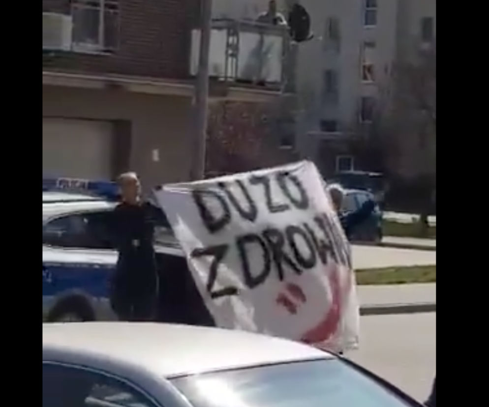 Policja w Kaliszu złożyła urodzinowe życzenia mieszkańcowi w kwarantannie