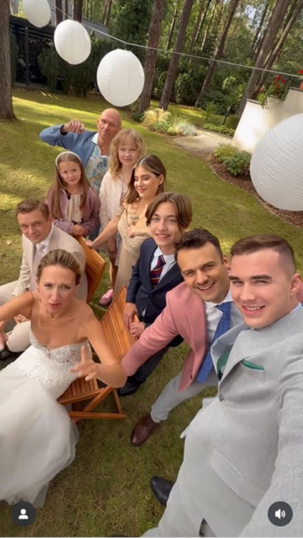 Barwy szczęścia. Asia (Anna Gzyra-Augustynowicz), Hubert (Marek Molak), Marysia (Nina Szumowska), Agata (Natalia Zambrzycka), Ignacy (Olaf Staszkiewicz), Tolek (Marek Siudym), Staś (Olaf Kasprzyk), Emilka (Jessica Frankiewicz)