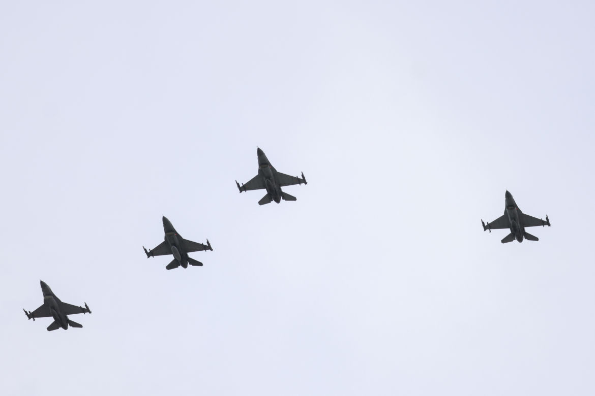 Myśliwce F16 nad Warszawą