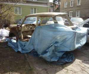 Stary trabant uchował się na jednej z ulic w Warszawie [ZDJĘCIA]