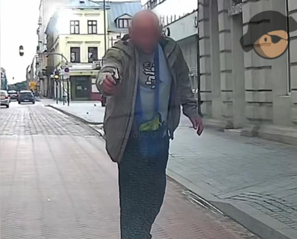 Wyjął pistolet na środku ulicy i wycelował w kobietę. Poszukuje go policja 