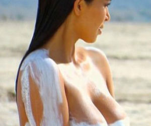 Kim Kardashian pokazuje piersi!