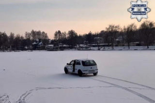Lód na jeziorze załamał się pod ciężarem auta. Szokujący finał szalonej zabawy
