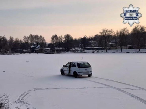 Lód na jeziorze załamał się pod ciężarem auta. Szokujący finał szalonej zabawy