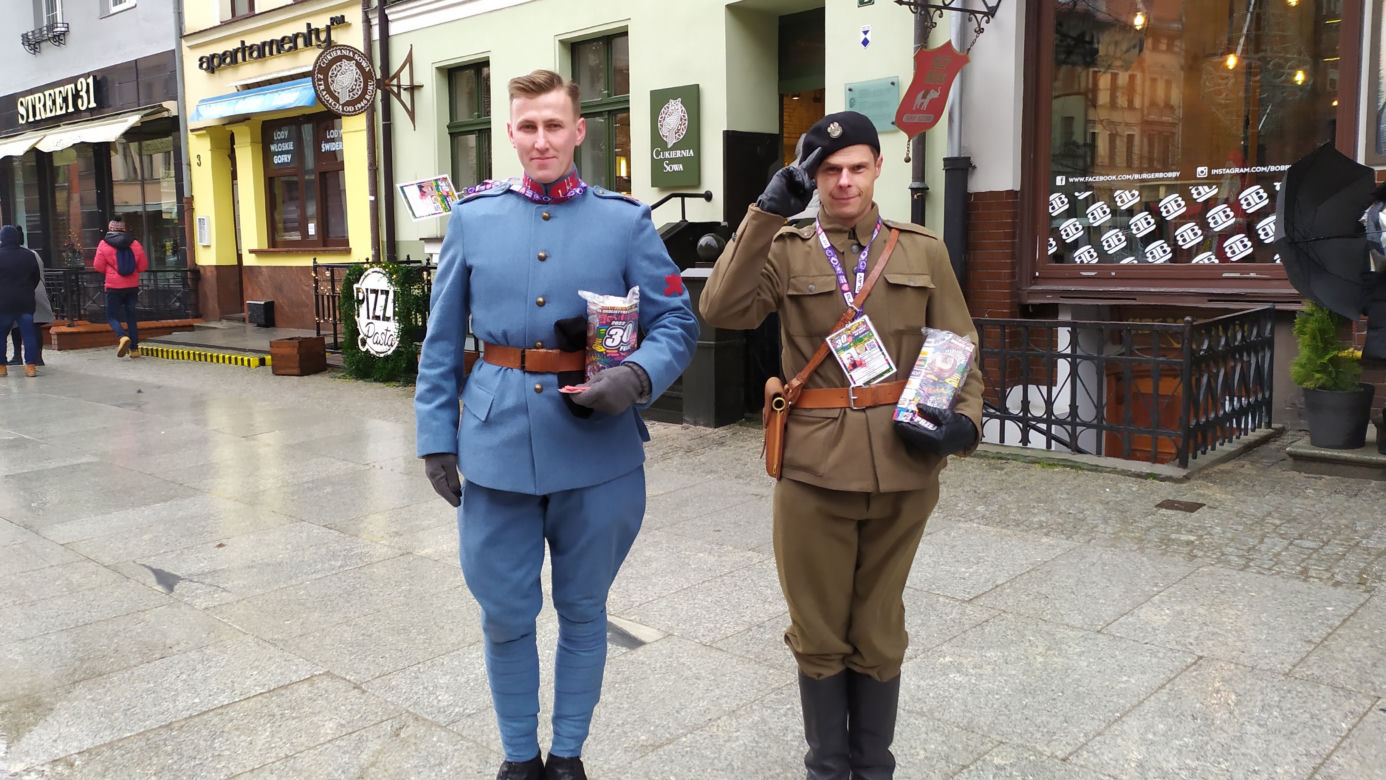 Gorące serca smagane wiatrem. Torunianie grają z WOŚP po raz trzydziesty! [FOTO]