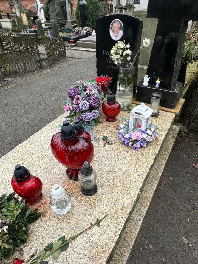 Tak wygląda grób Violetty Villas. Szok, co się na nim znalazło