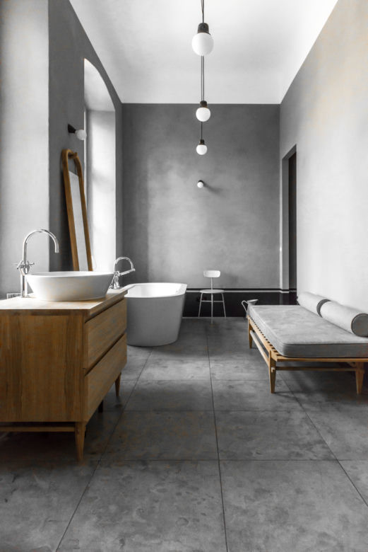 Beton, biel i drewno w łazience