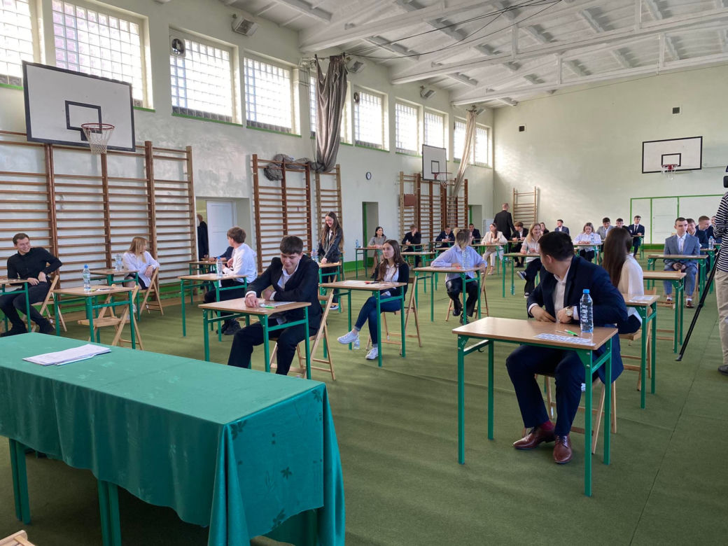 Matura 2023. Maturzyści podczas matury w LO VII w Zielonej Górze