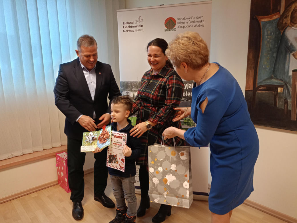 Podsumowanie konkursu na bożonarodzeniową kartkę świąteczną z recyklingu odbyło się w siedzibie Przedsiębiorstwa Energetycznego w Siedlcach