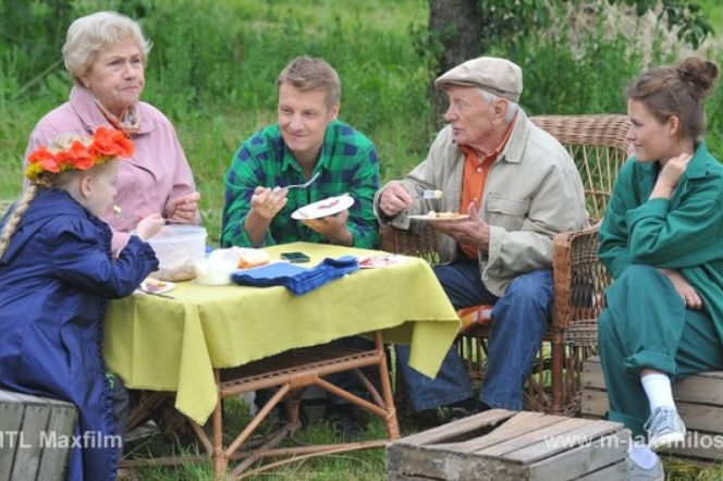 M jak miłość odc. 1085. Lucjan (Witold Pyrkosz), Basia (Gabriela Raczyńska), Ala (Olga Frycz), Paweł (Rafał Mroczek), Barbara (Teresa Lipowska)