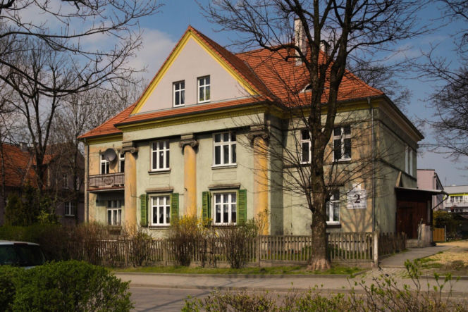 Przejęło nazwę od wchłoniętej wsi. Dzisiaj jest jednym z najważniejszych miast w województwie śląskim