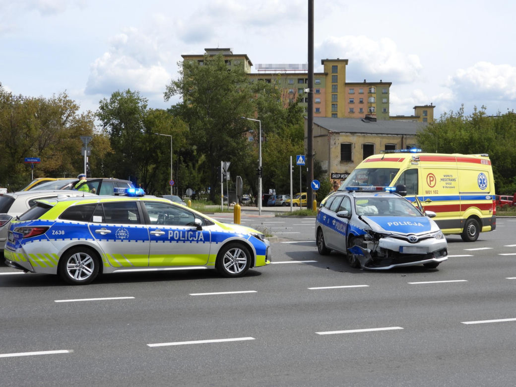   Zderzenie radiowozu z autem na Białołęce. Jeden policjant do szpitala