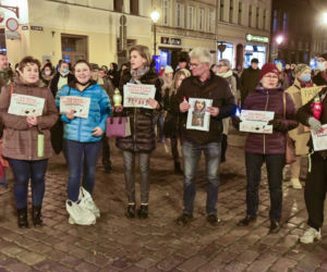 Tłumy mieszkańców Torunia na pikiecie upamiętniającej śmierć Izy z Pszczyny. Na proteście pojawił się Leszek Balcerowicz