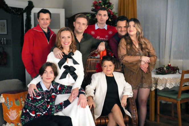 Barwy szczęścia, odcinek 3374: Emil (Artem Malaszczuk), Lucyna (Bożena Stachura), Asia (Anna Gzyra), Hubert (Marek Molak), Agata (Natalia Zambrzycka), Ignacy (Olaf Staszkiewicz), Staś (Olaf Kaprzyk), Daniel  (Marcin Bikowski)